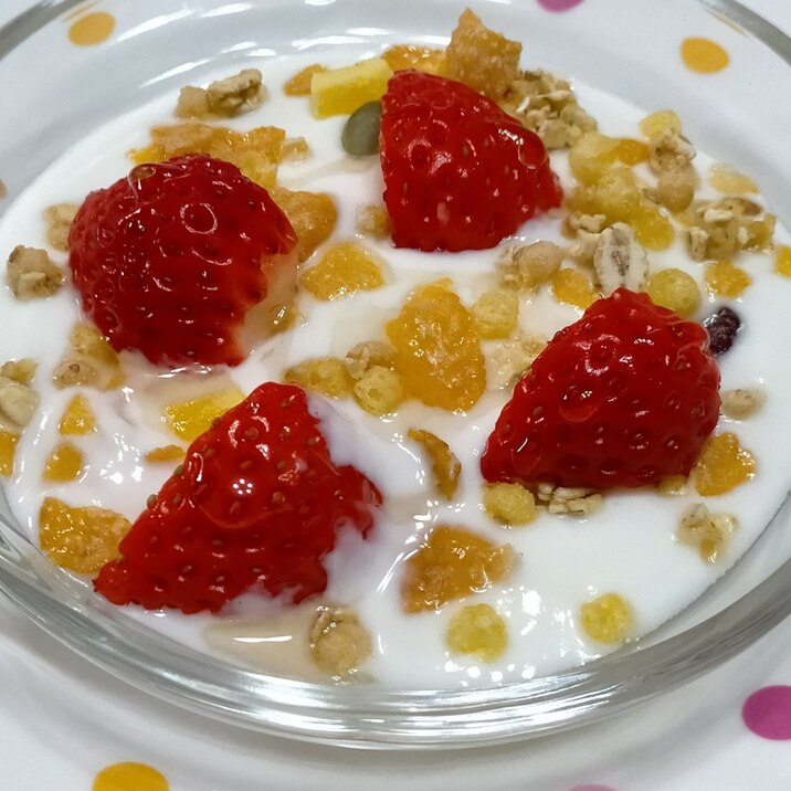 グラノーラといちごの「 春がきた~♪」ヨーグルト